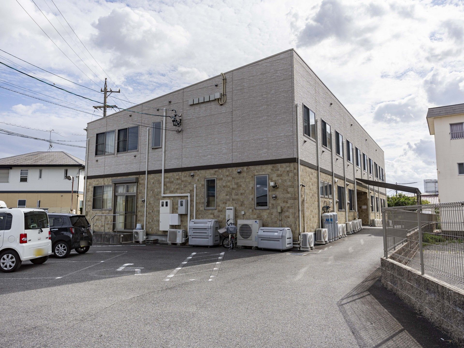 駐車場のある建物外観