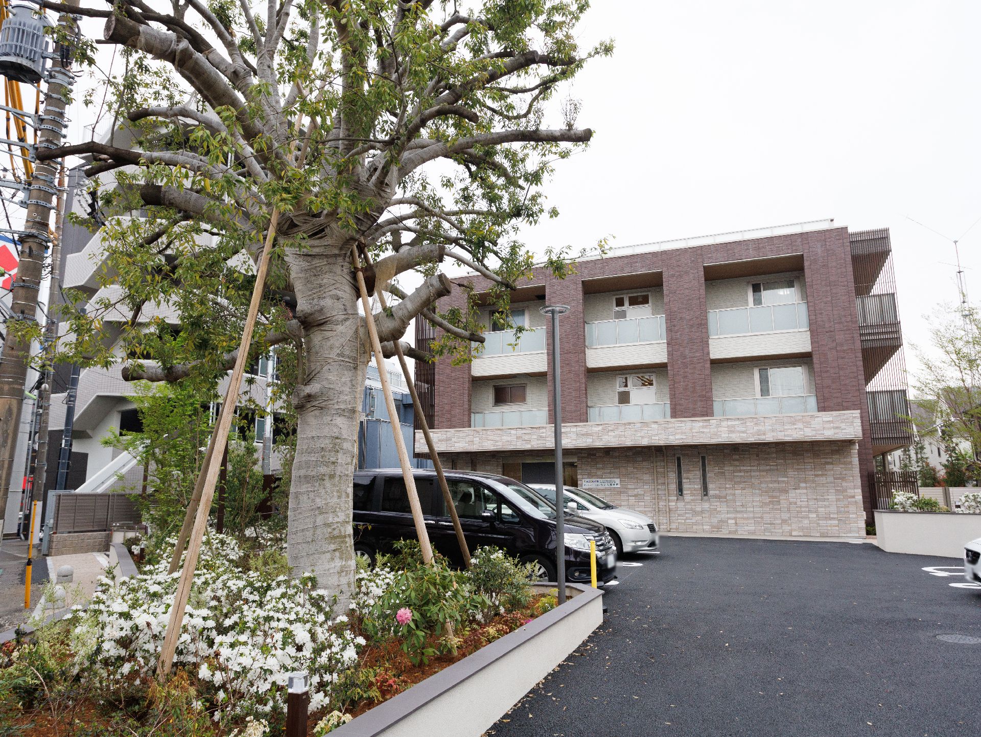 花壇が設置されている、二色の介護施設の外観