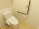 バリアフリーデザインのトイレ空間