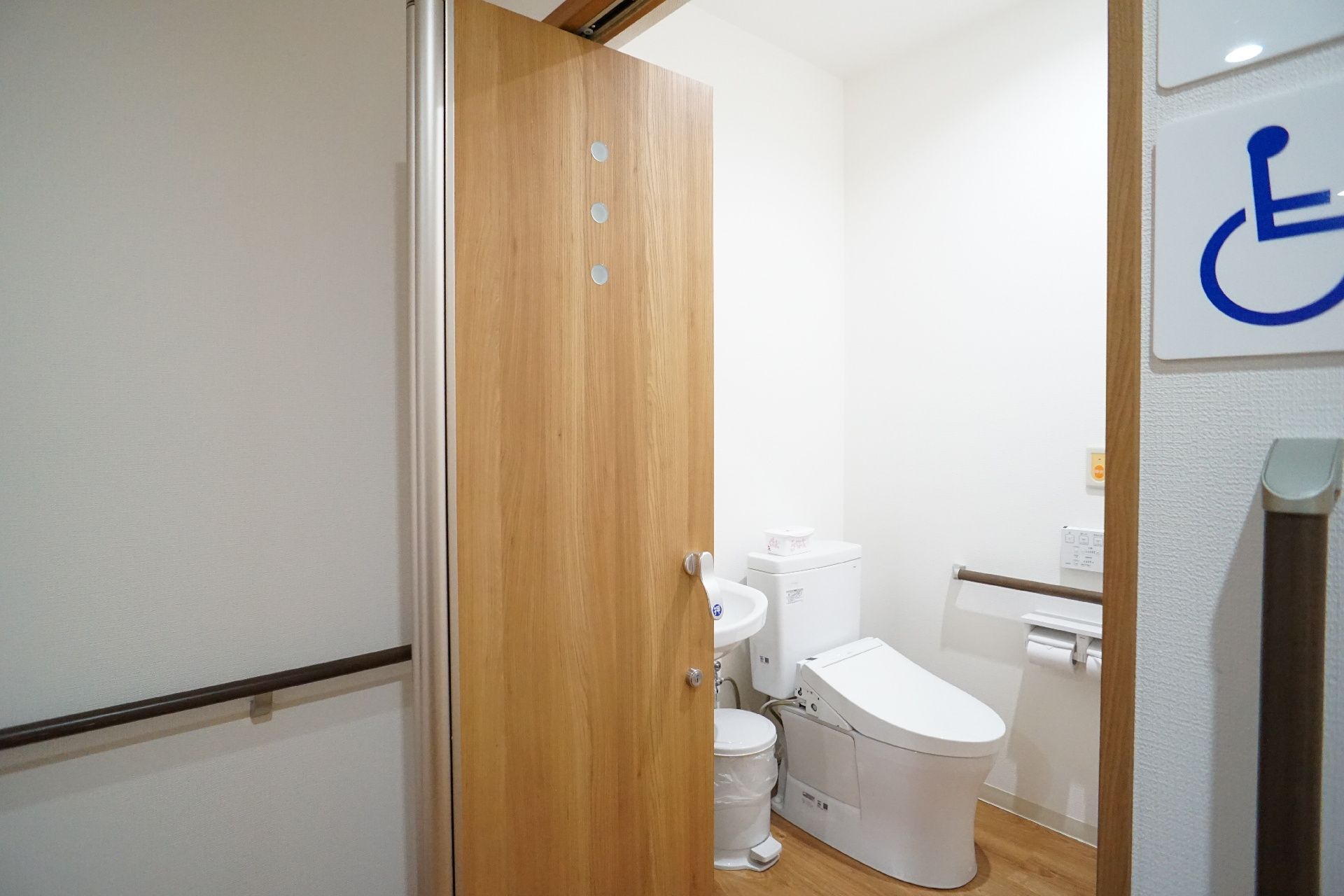 バリアフリー化され、手すりが設置されて高齢者でも利用しやすいトイレ