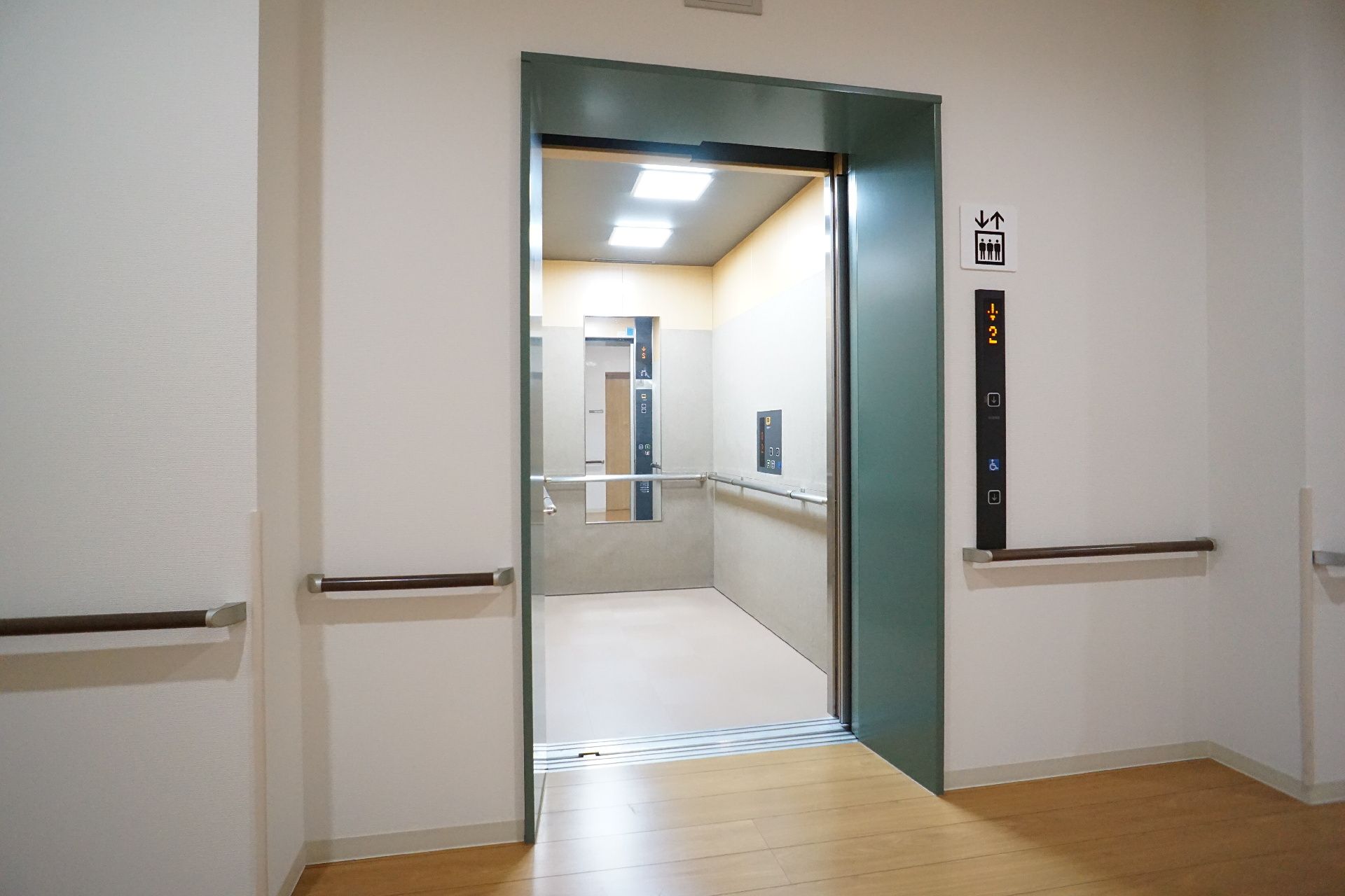 中にも手すりが取り付けられている、バリアフリー化されたエレベーター