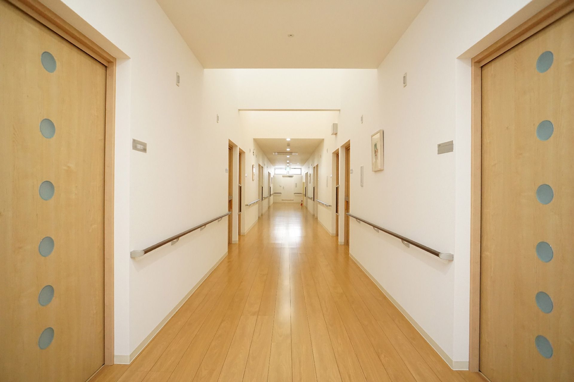 窓から日差しが差し込んでいる、バリアフリー化された廊下