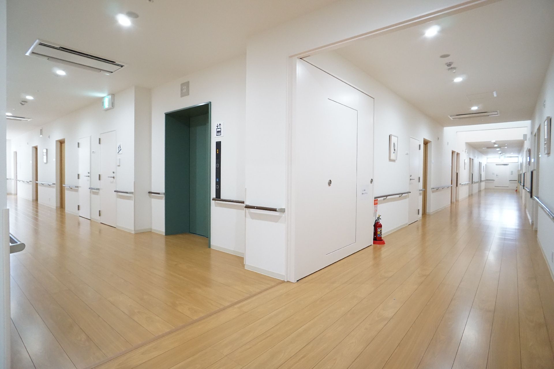 手すりが設置された、各部屋につながる廊下