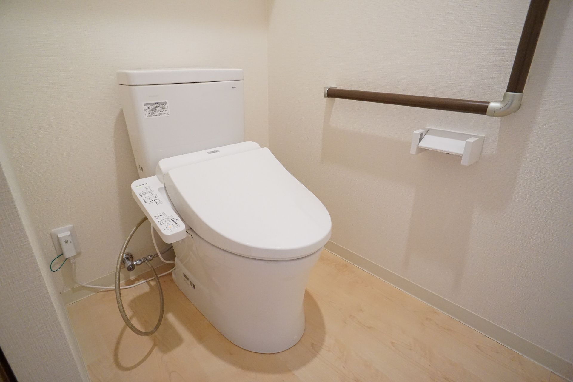 便器に手すりが設置されているトイレ
