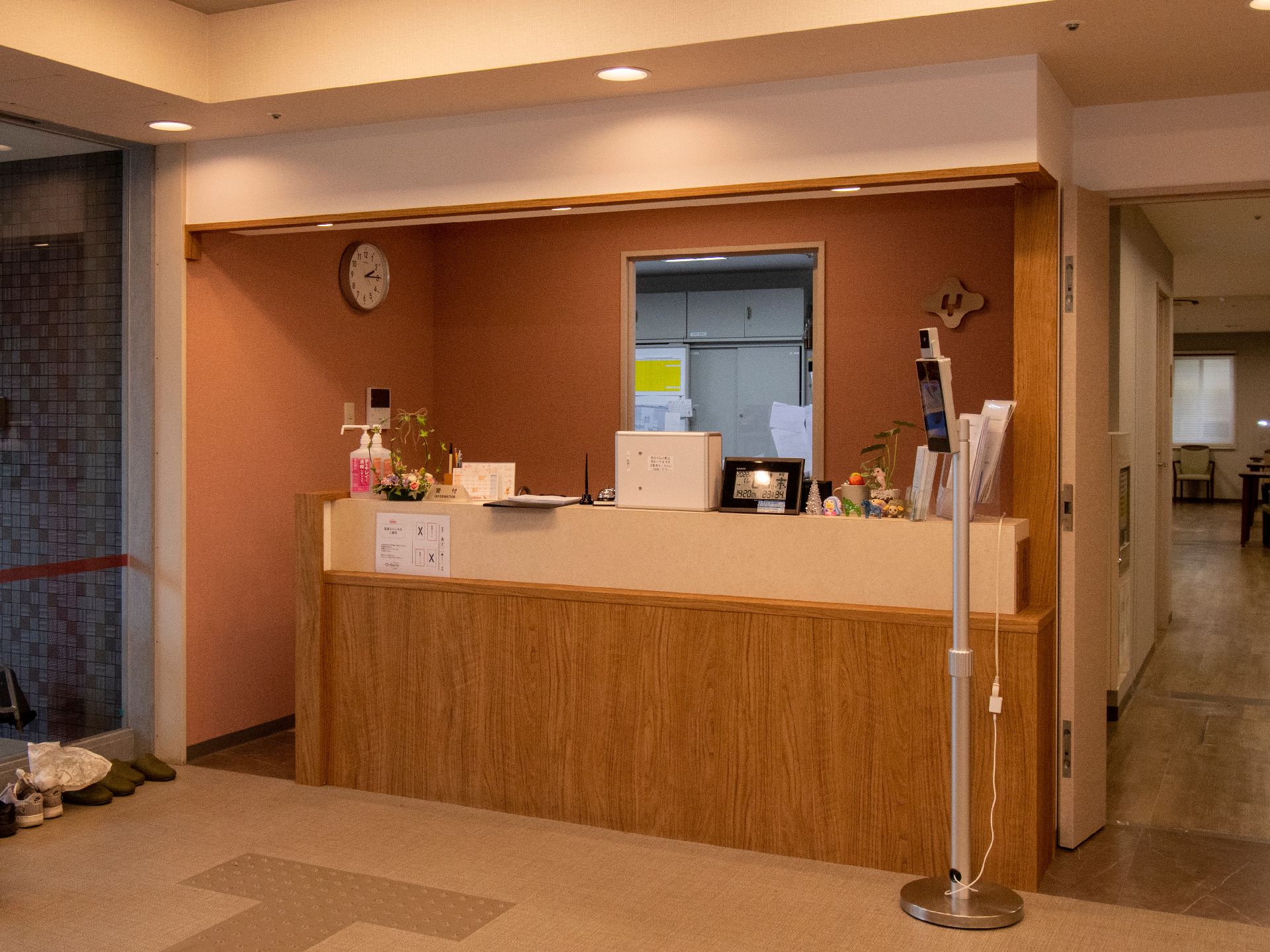 玄関から入ってすぐのところに設置されている施設の受付