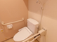 バリアフリーのトイレ設備が整った空間