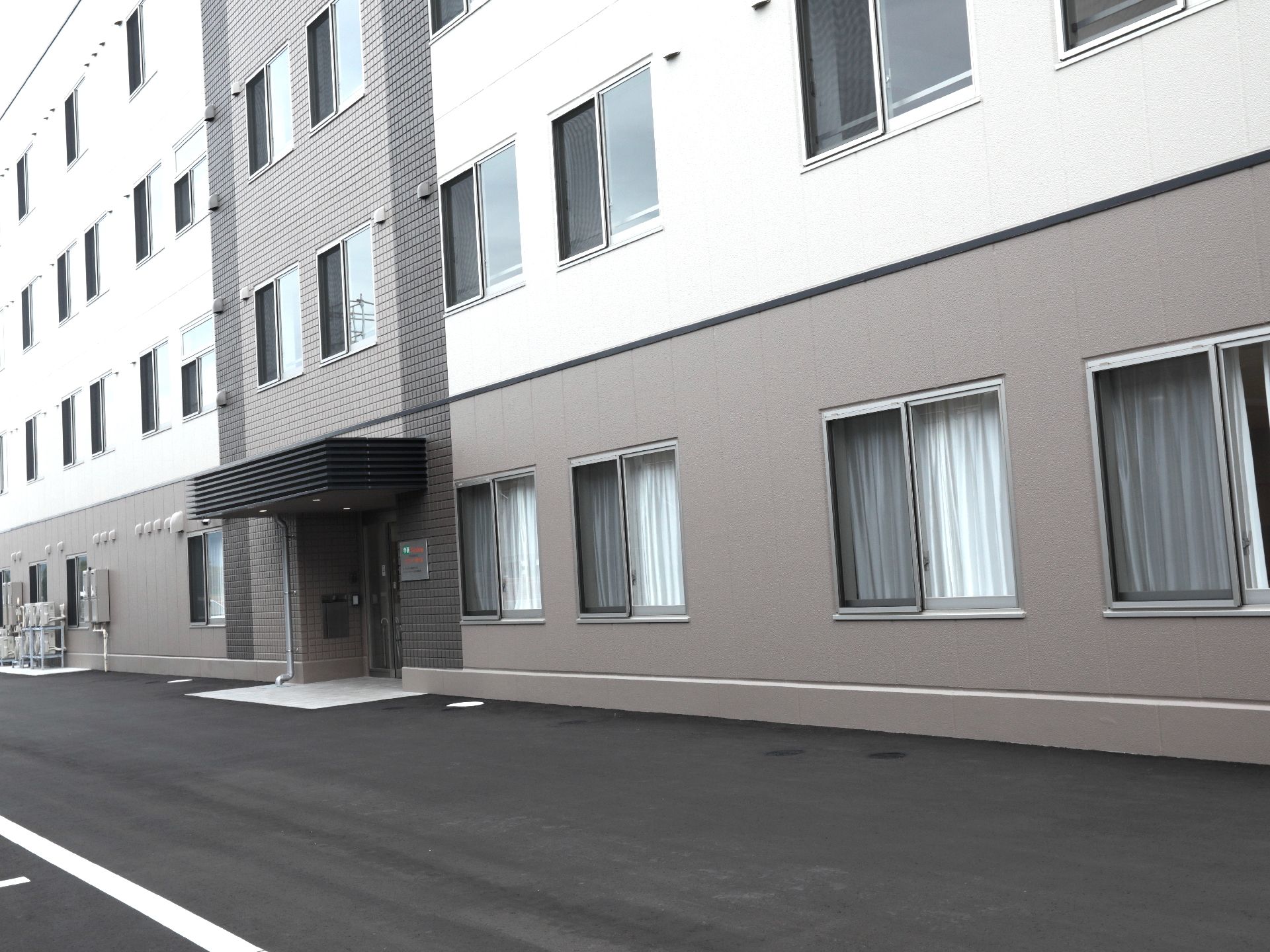 屋根・外壁ともに落ち着いた色合いで、高級住宅のような雰囲気がある外観