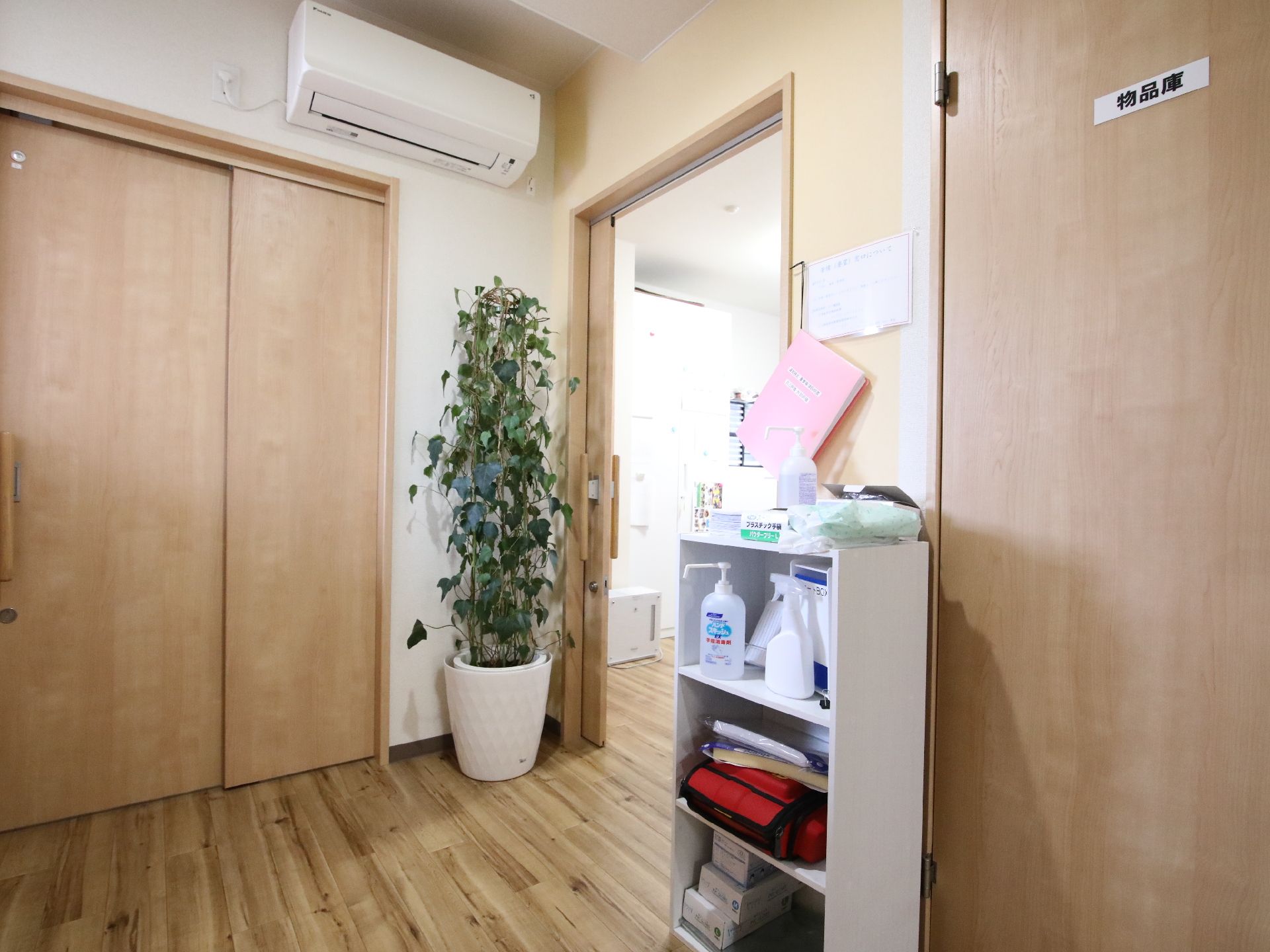 バリアフリー完備で壁に手すりが取り付けられている廊下