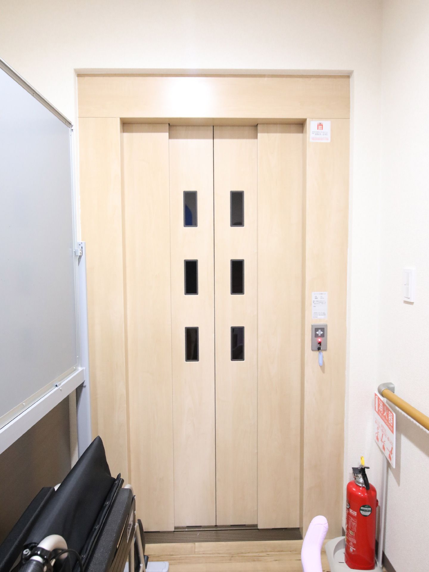 中にも手すりが取り付けられている、バリアフリー化されたエレベーター