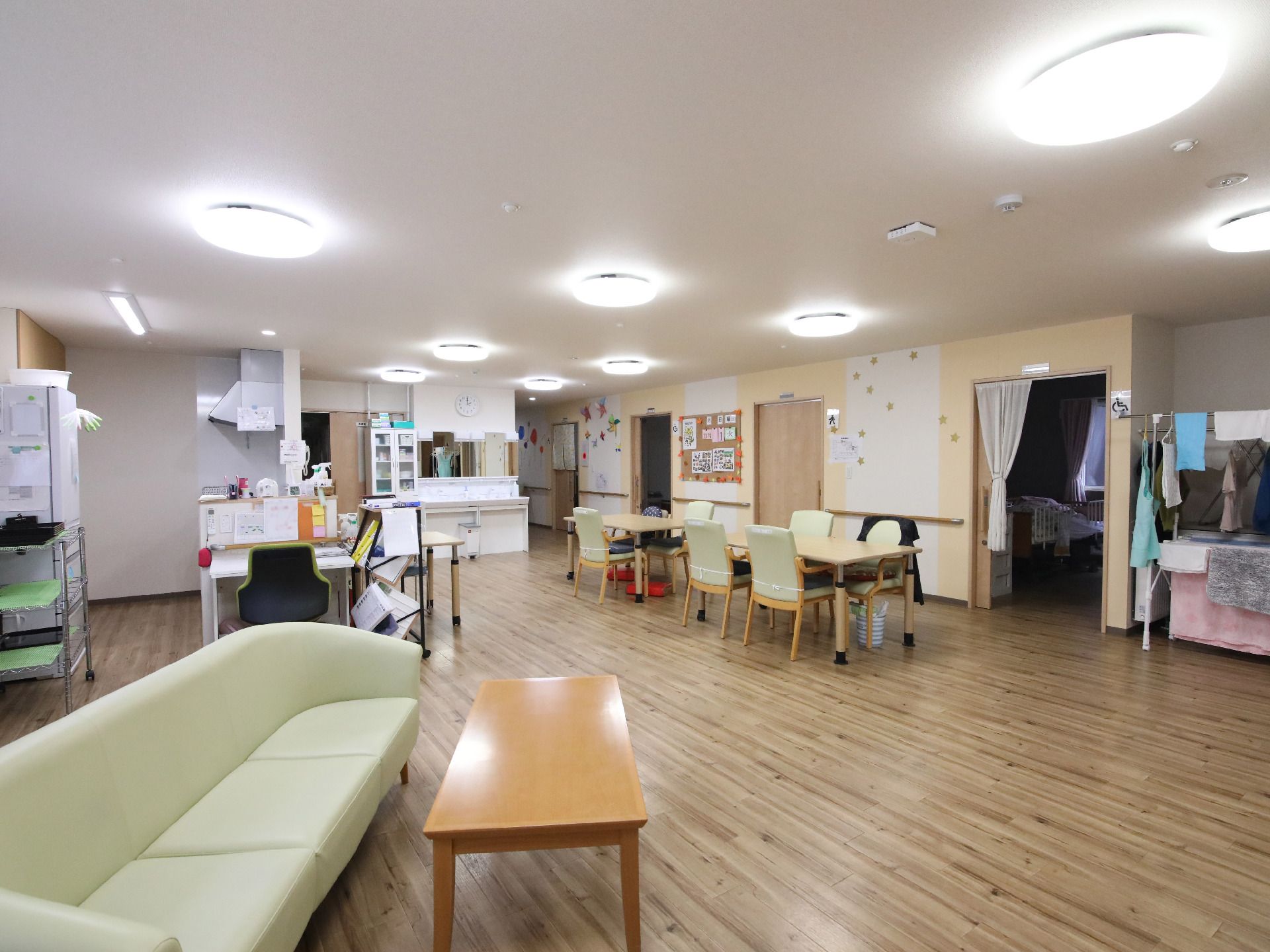 広いスペースがあり、ソファーとテーブルが並べられている共有スペース