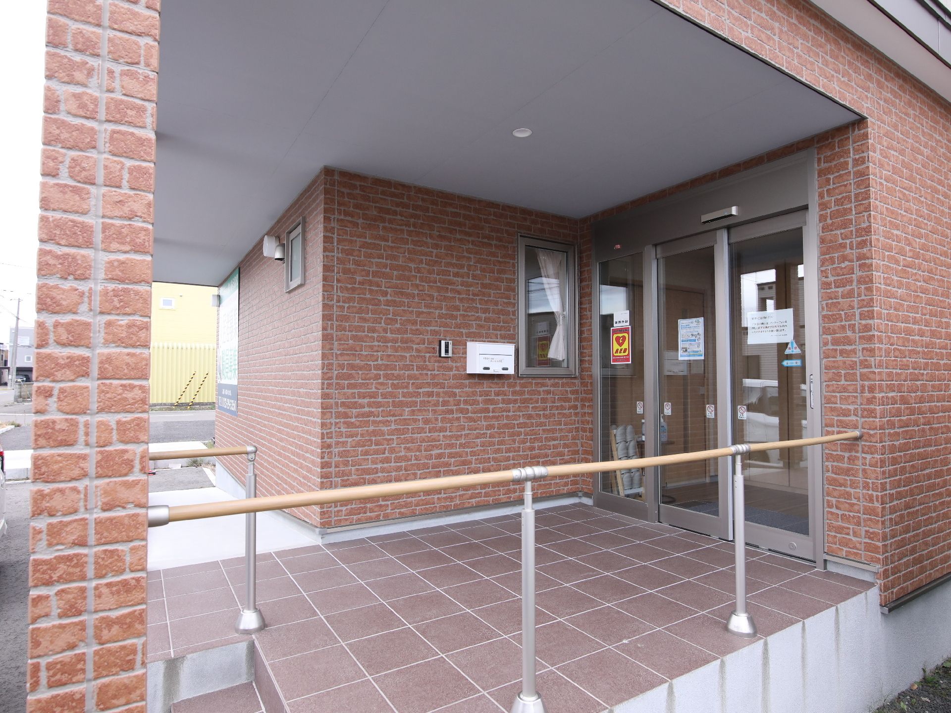 創作レクリエーションに取り組む高齢者とそれをサポートするスタッフ。施設内のレクリエーション時の様子 - コピー