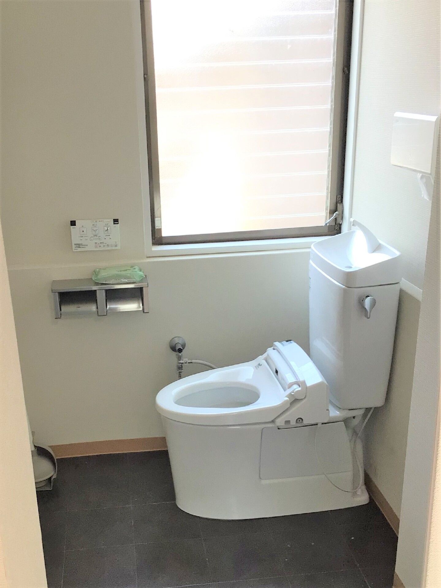 手すり付きの施設内のトイレの様子。日が差し込む明るいトイレの様子