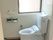 手すり付きの施設内のトイレの様子。日が差し込む明るいトイレの様子