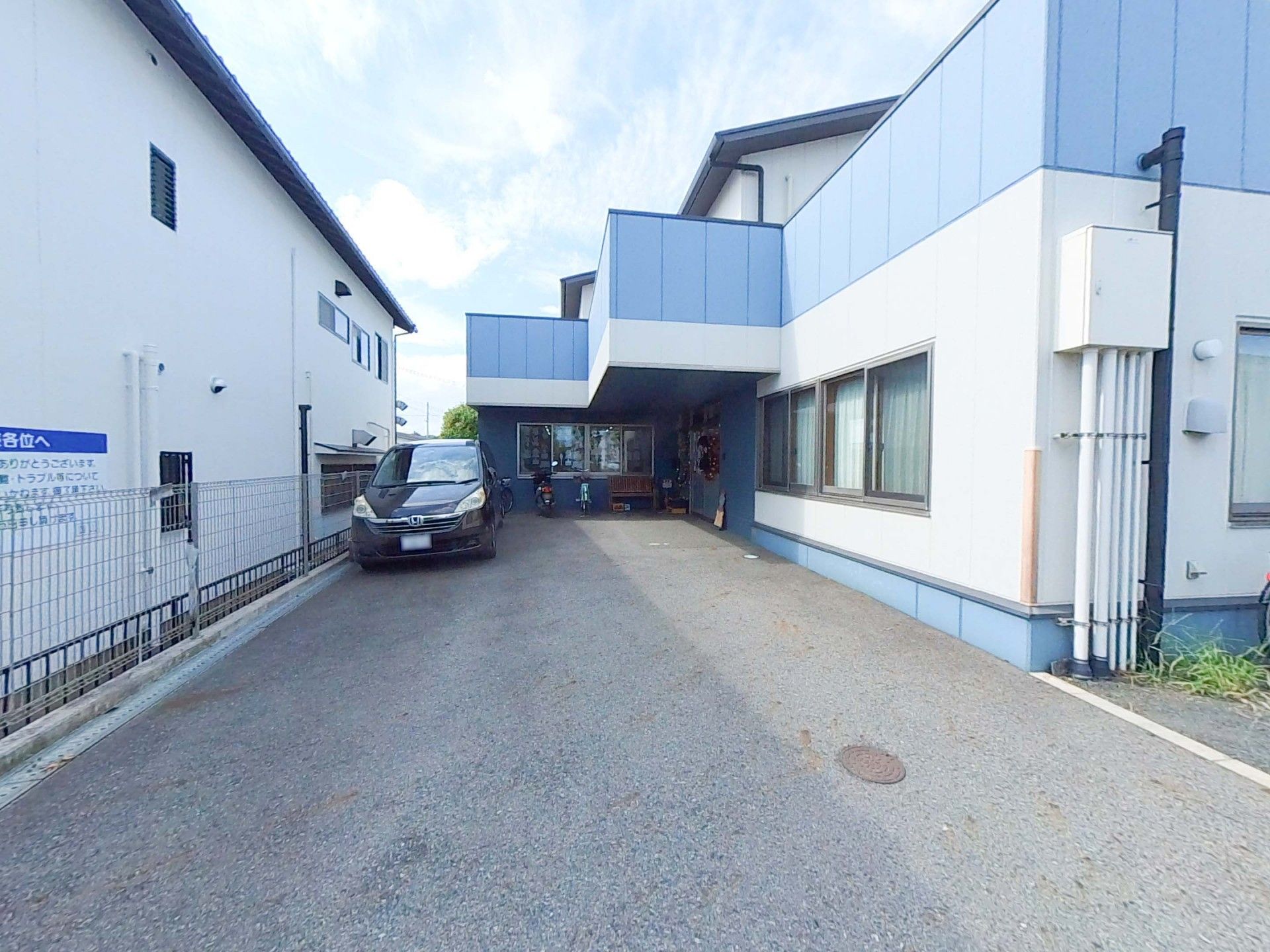 白と青が印象的な外観