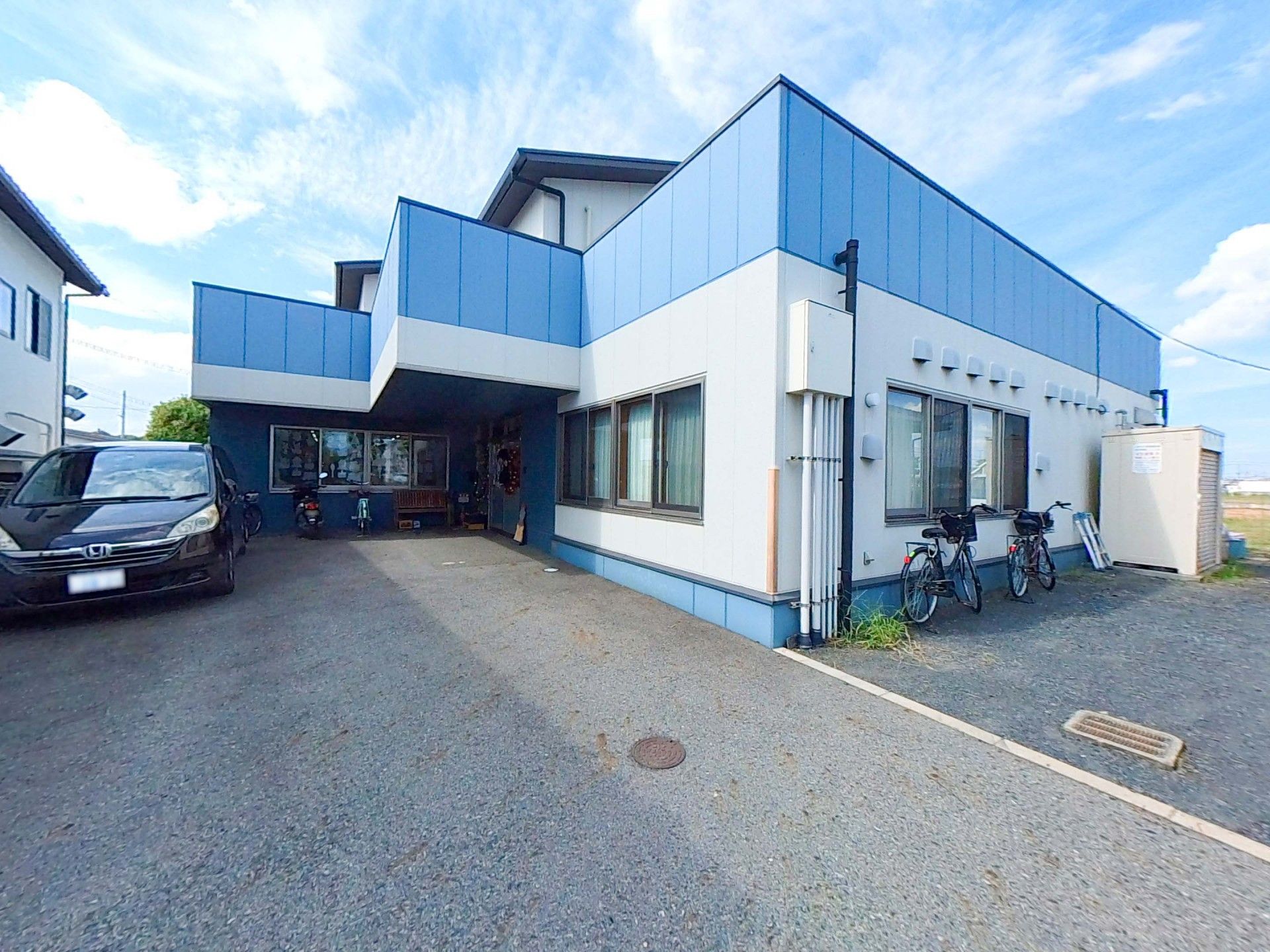 白と青が印象的な外観