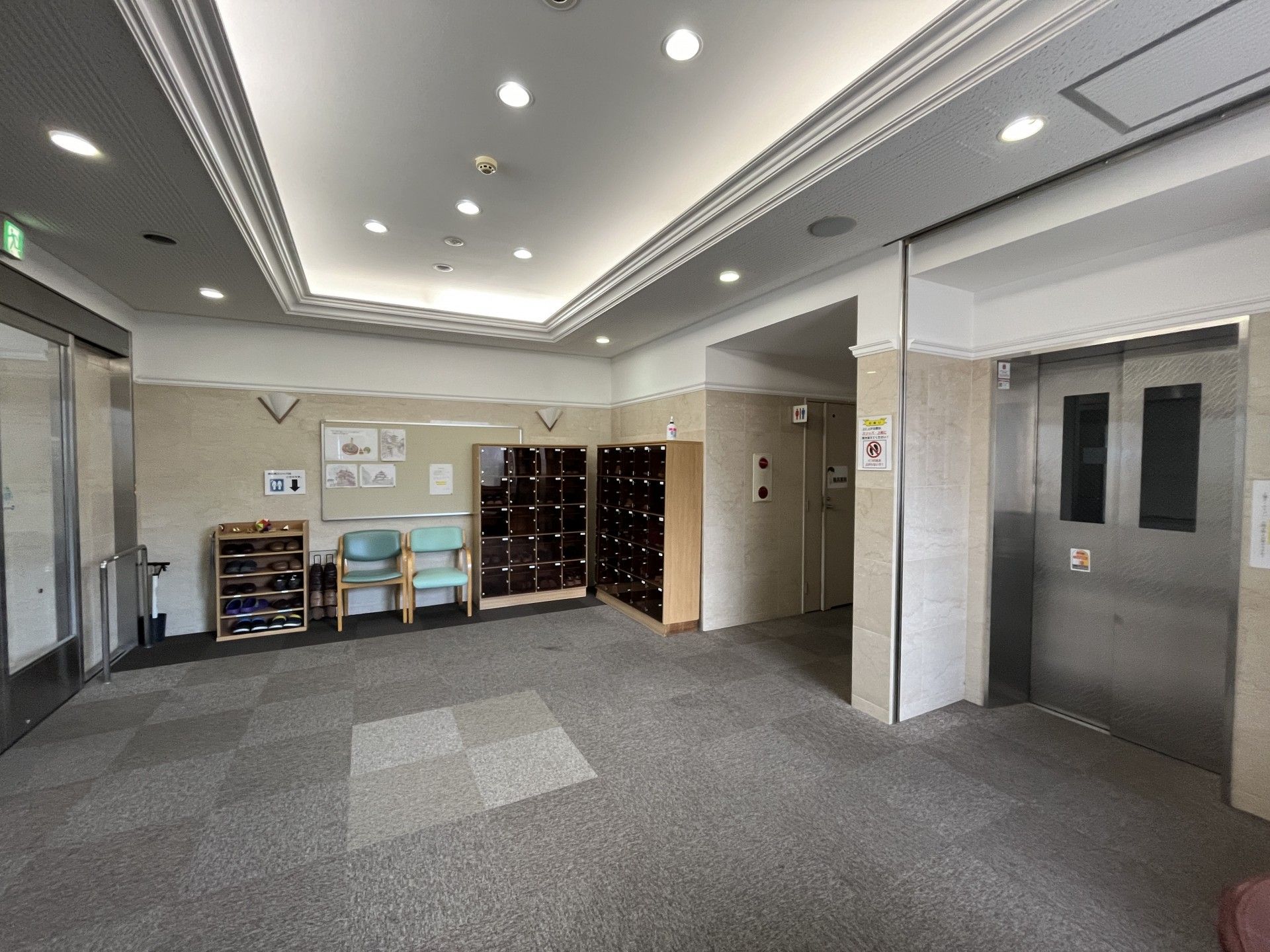 明るく広々としたエントランスホール