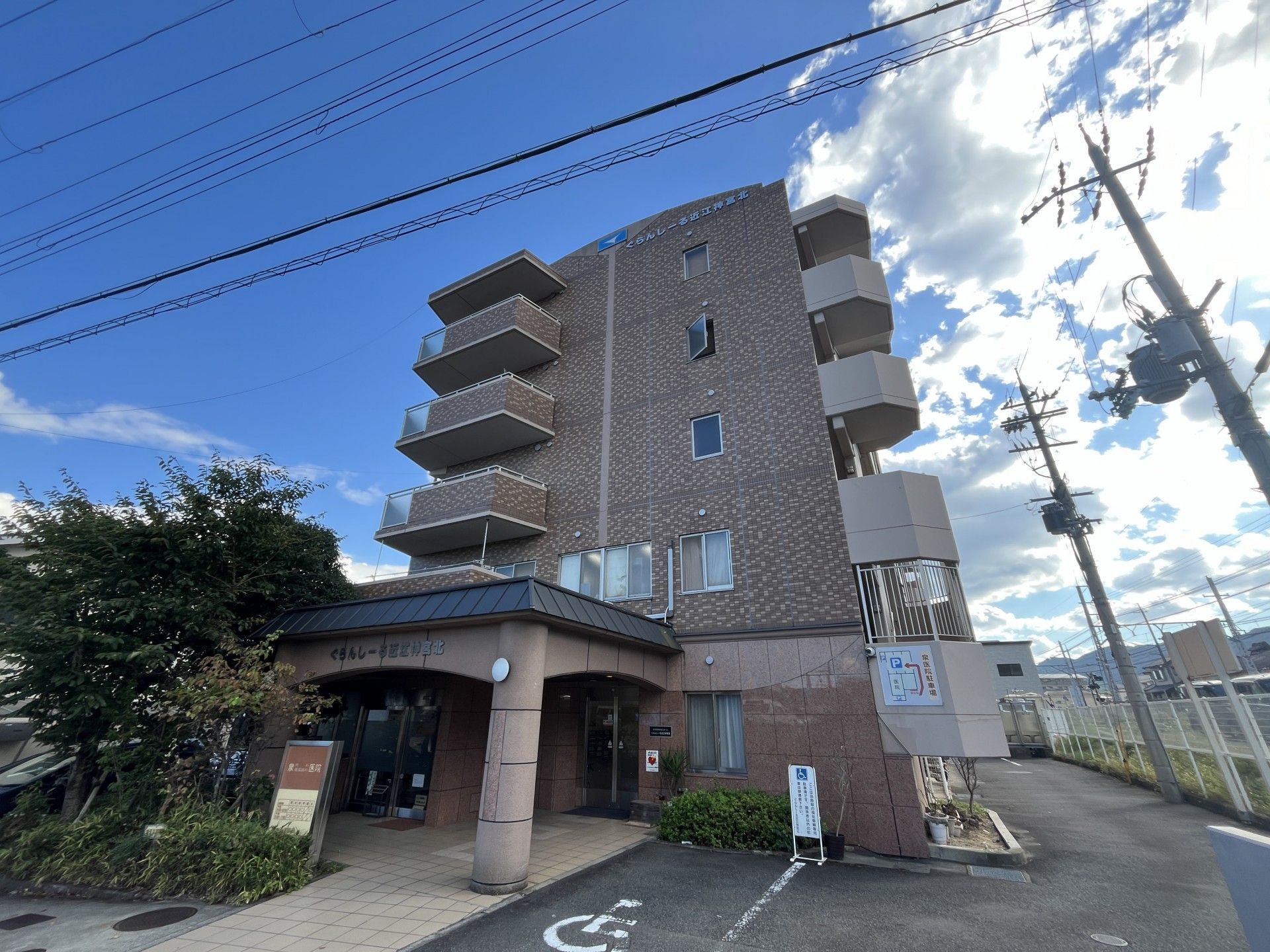 多階層の建物正面入口