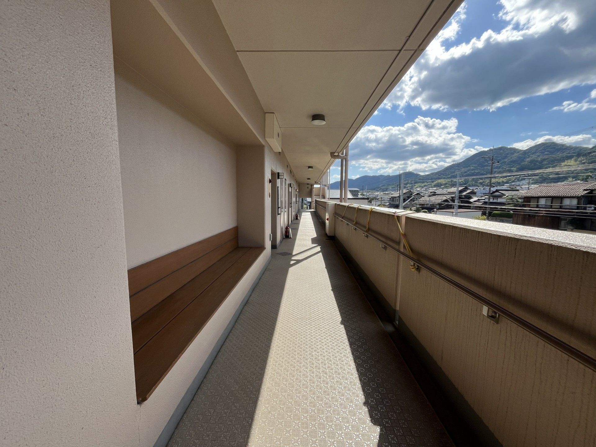 明るい廊下と景色のバルコニー