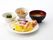ちらし寿司におひたし、味噌汁、煮物が置かれている。彩豊かである。