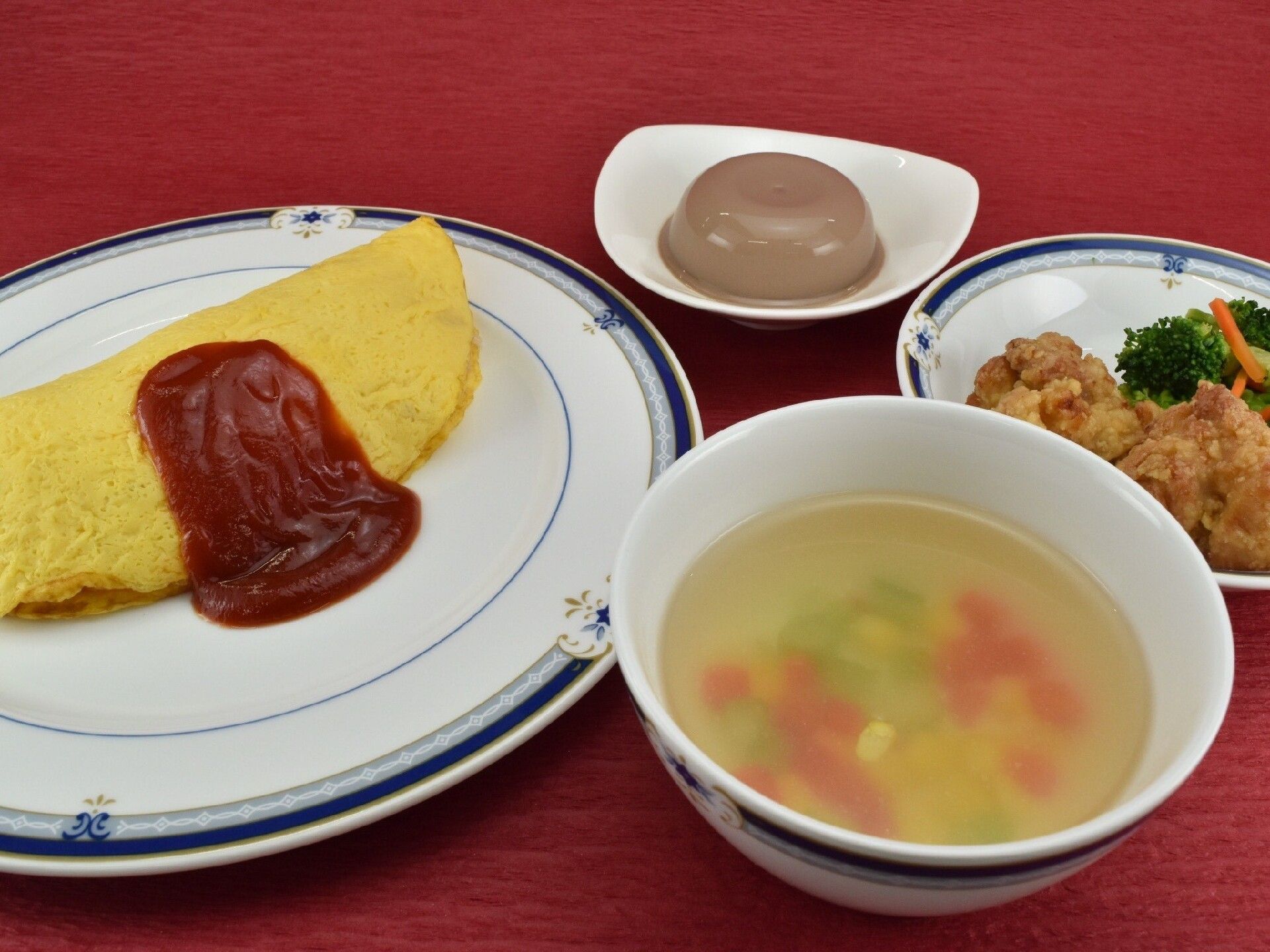 オムライスやスープ、から揚げなどが並んでいる。目にも鮮やかな食事となっている。