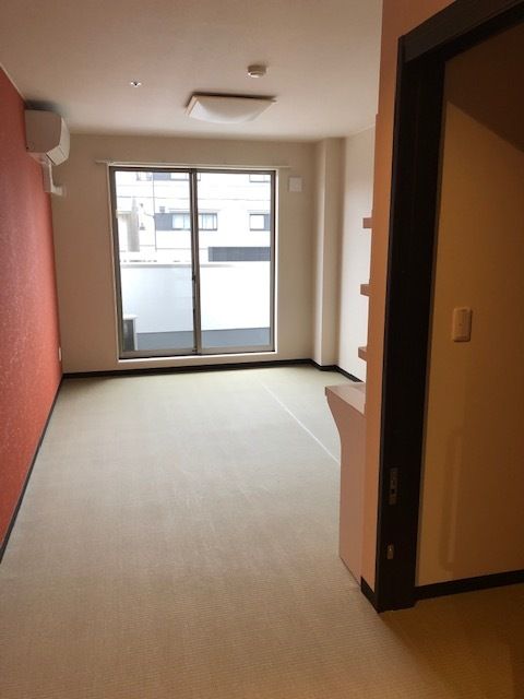 赤い壁に白い床となっている。大きな窓があり、採光がある。洗面台がある。
