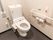 白いトイレに赤い呼び出しボタンが設置されている。