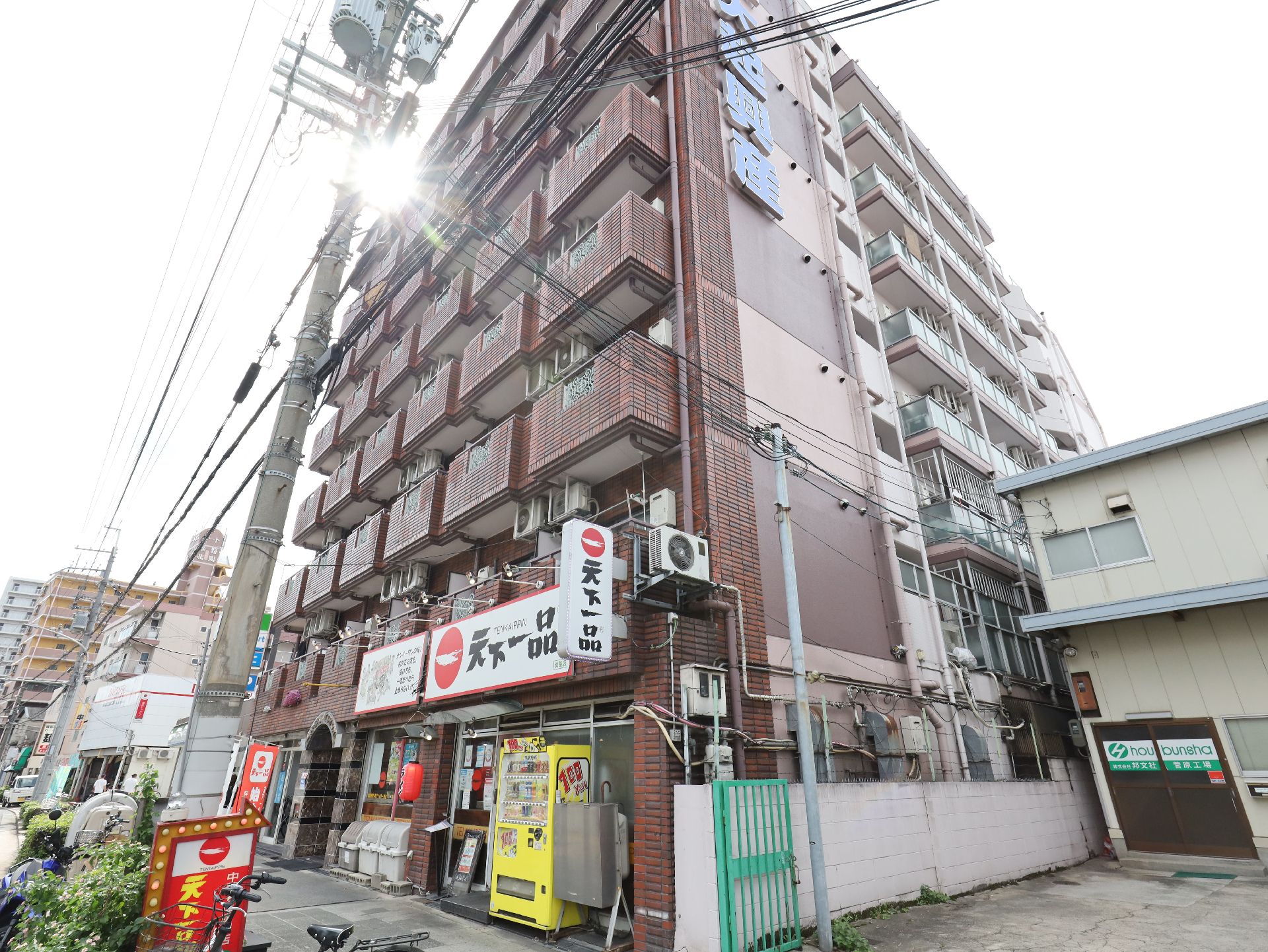 道路から見た、介護施設全体の外観