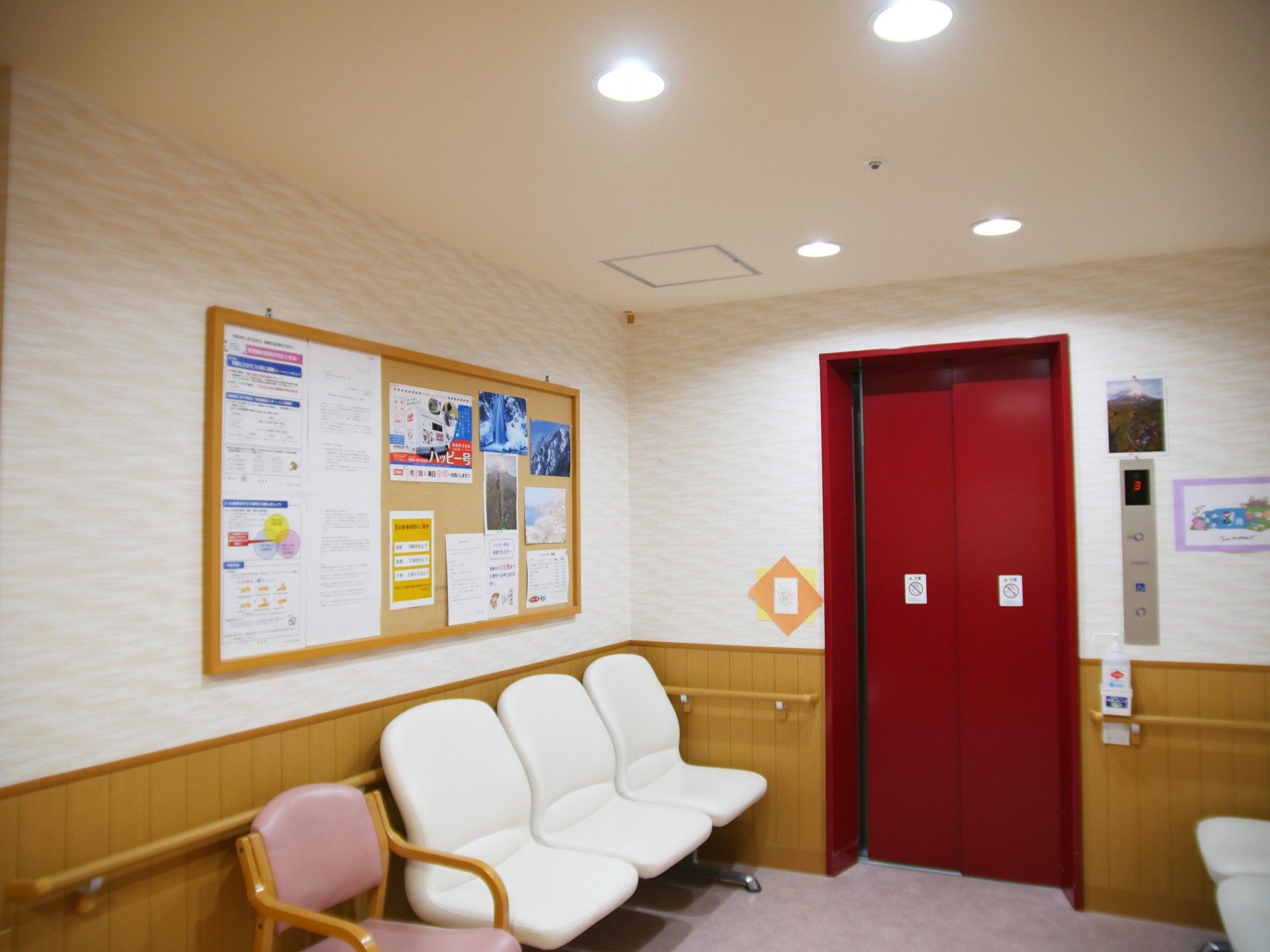 待合室の椅子と掲示板