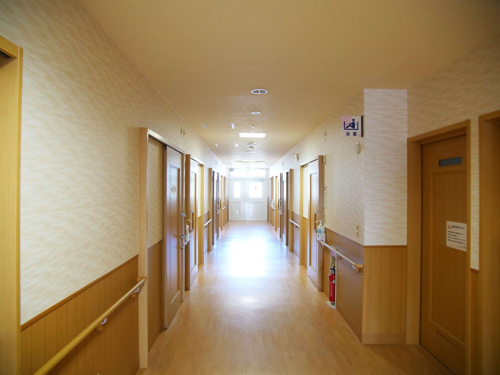 明るく広々とした廊下