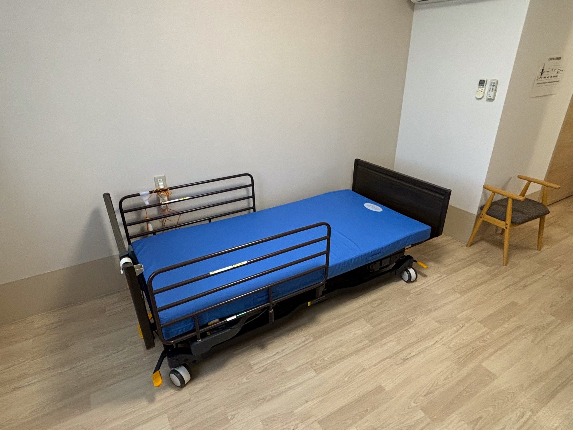 シンプルなベッドの部屋