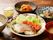 魚料理をメインにサラダや白いご飯、みそ汁、ニンジンのきんぴら、野菜の小鉢などがある。