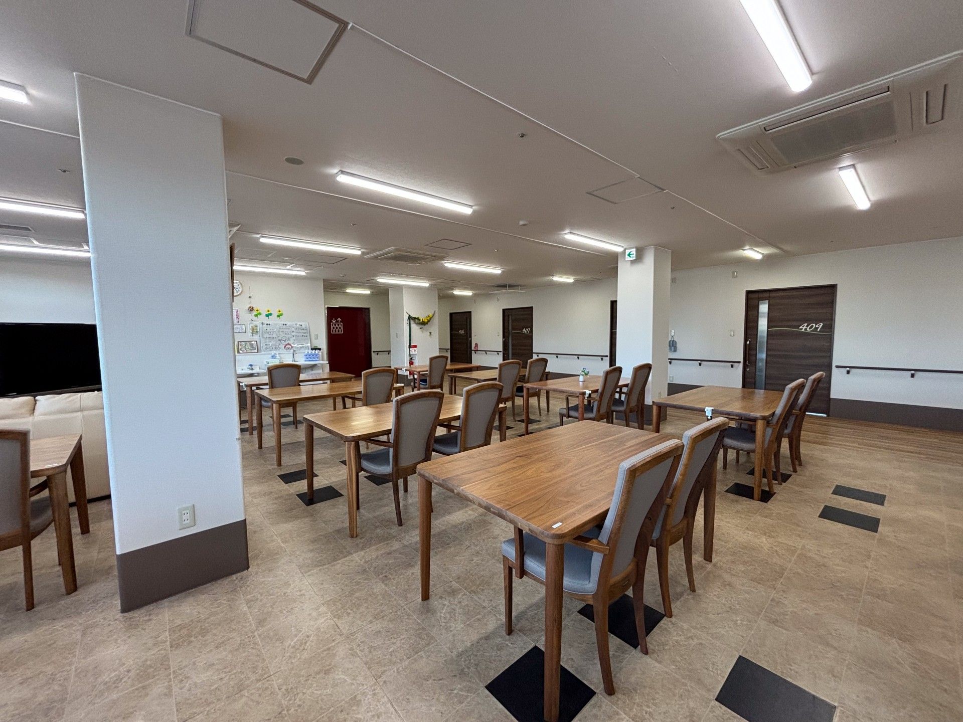 広々とした食堂の様子