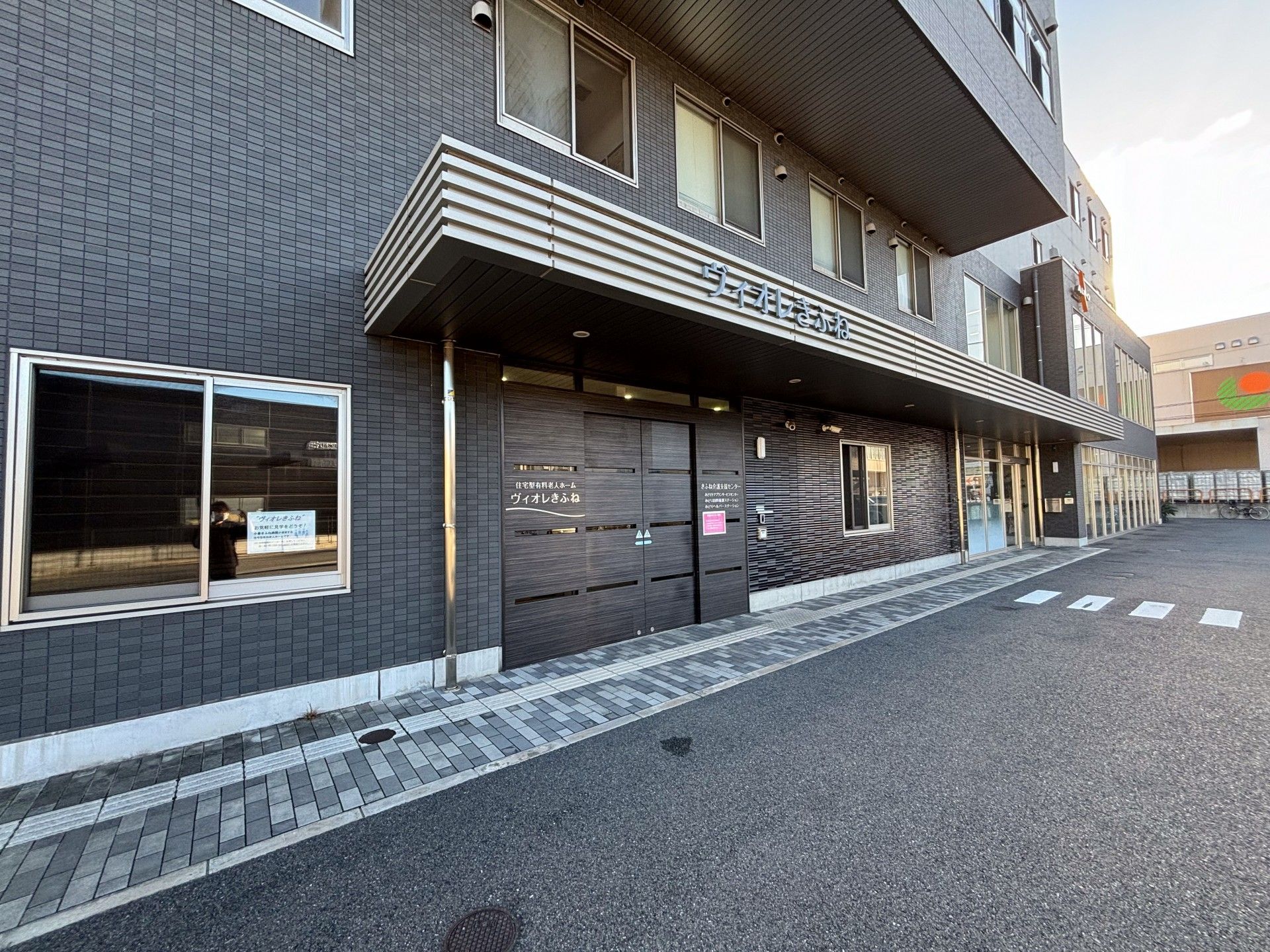 建物の正面玄関