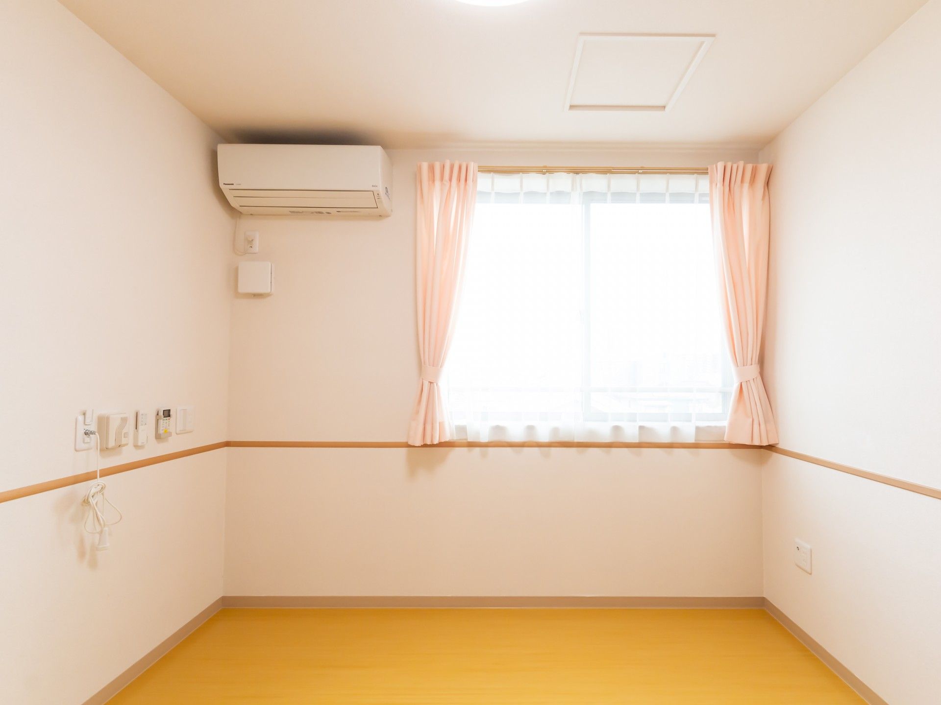 明るい個室の一角