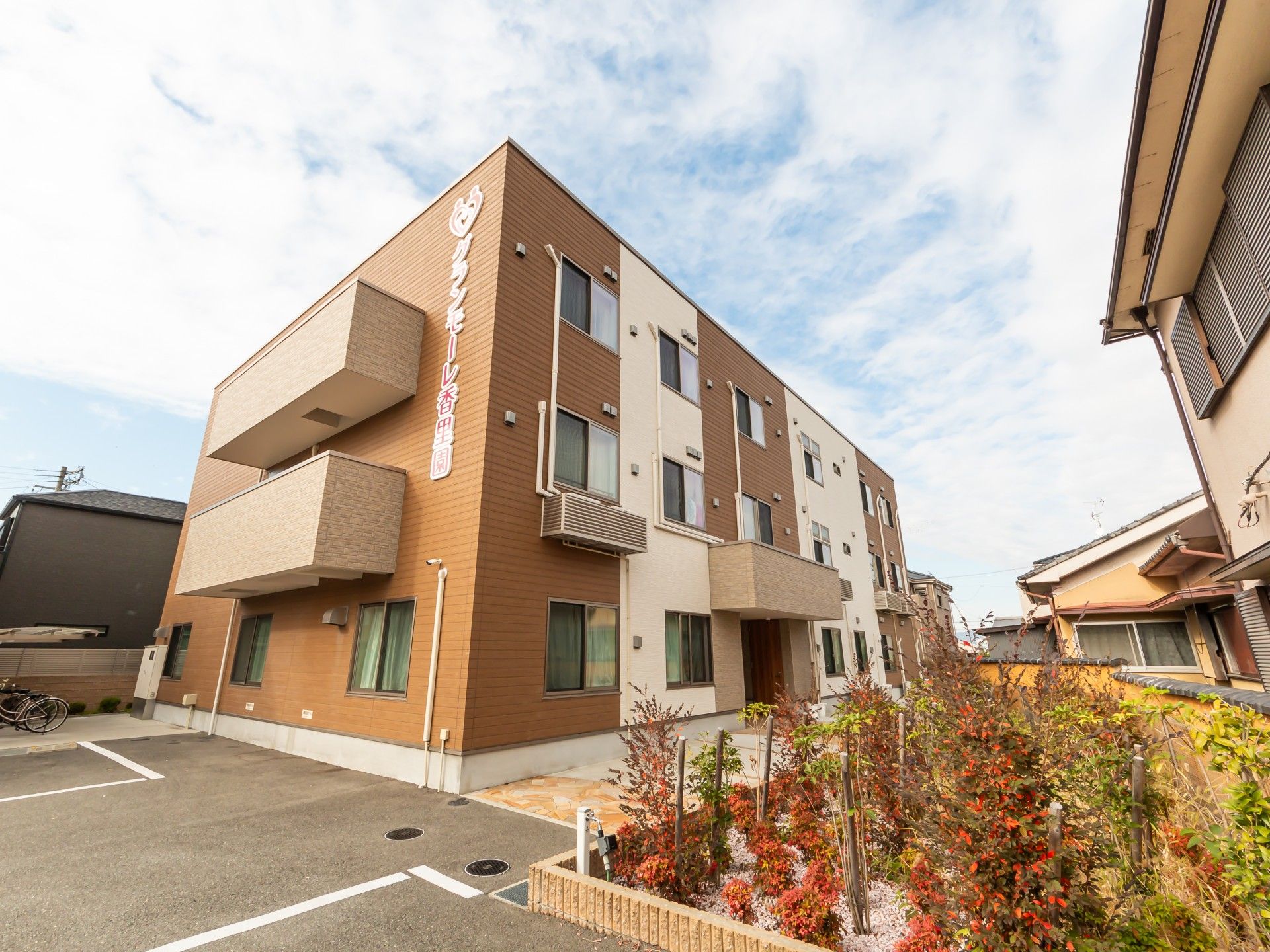 新しい建物の外観