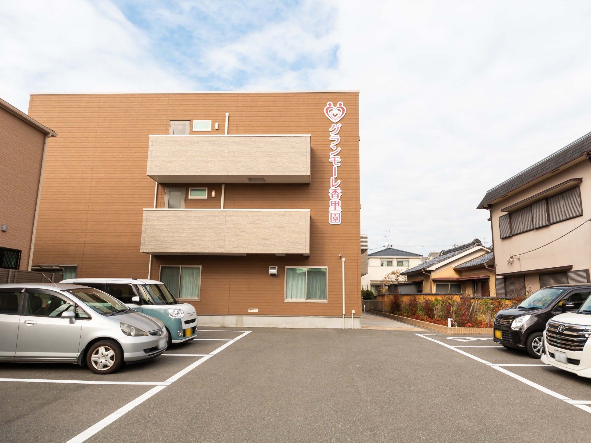 ゆったりとした駐車場のある建物