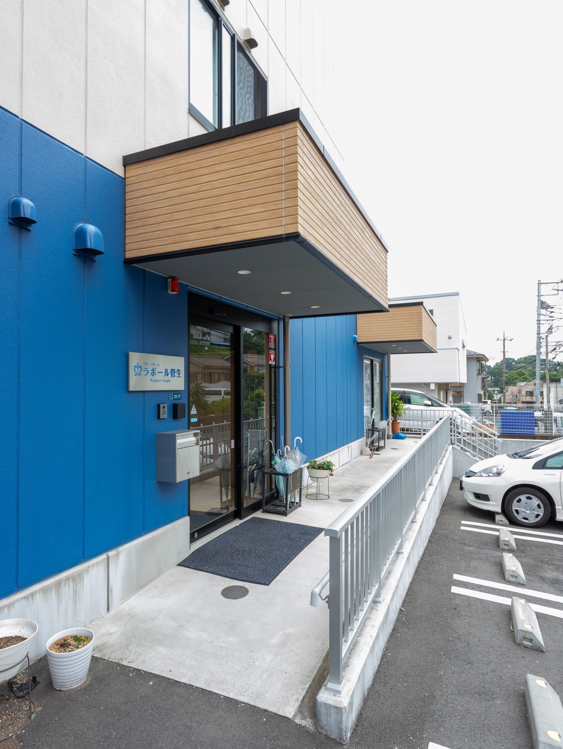 青い壁の建物入口