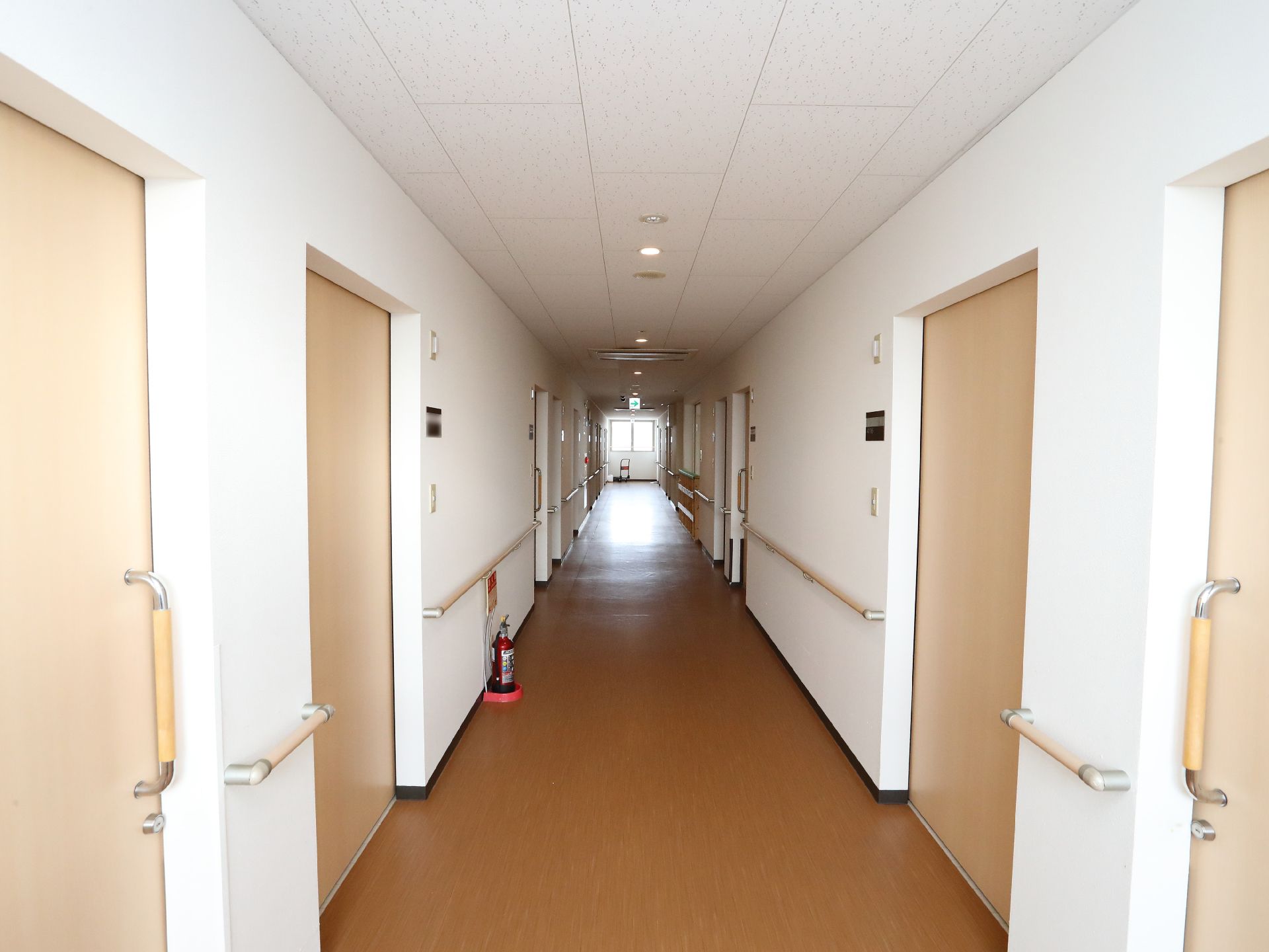手すりが設置されている廊下