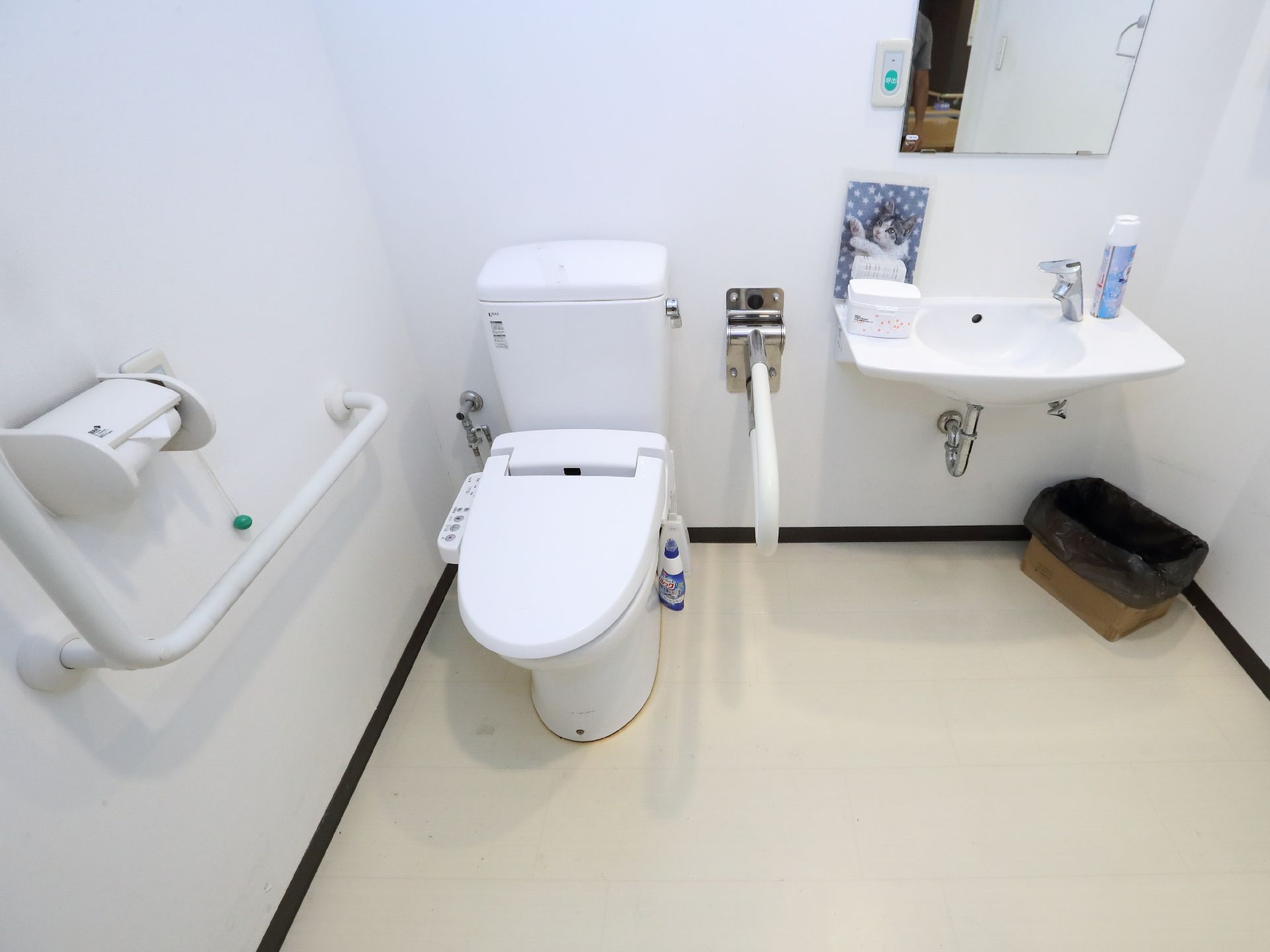 手すりが設置されているトイレ