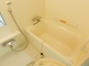 バリアフリーの明るい浴室