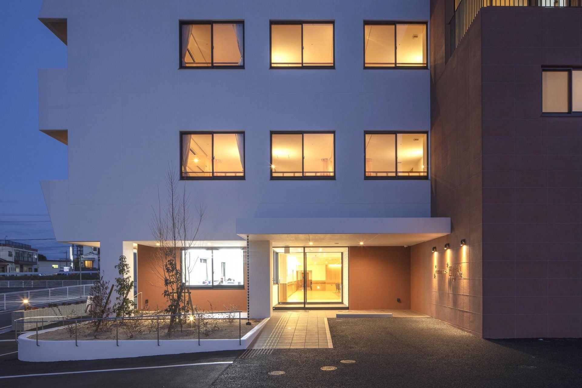 夕暮れ時の建物外観