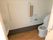 手すりが取り付けられているトイレの様子。左側に洗面台があるトイレ