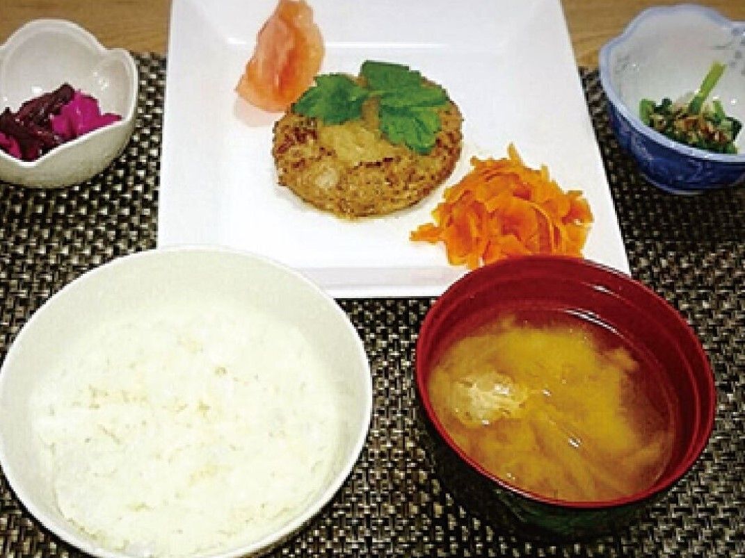ご飯とみそ汁、おかずなど品数がそろった食事メニューの一例