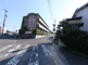静かな住宅街の交差点の景色