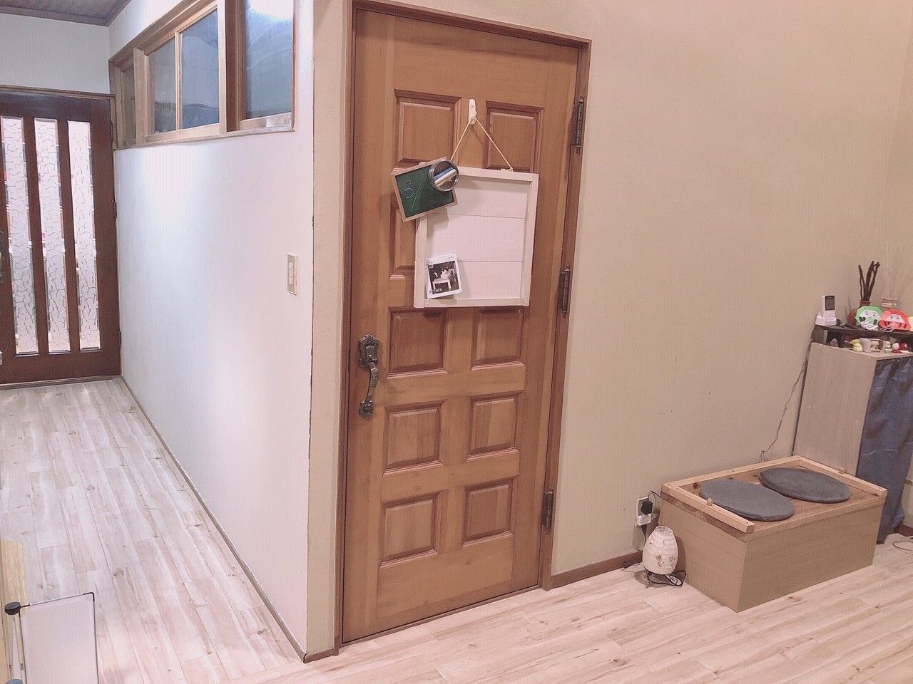 高齢者と一緒にカルテのようなものを眺めている施設内スタッフとの2ショット