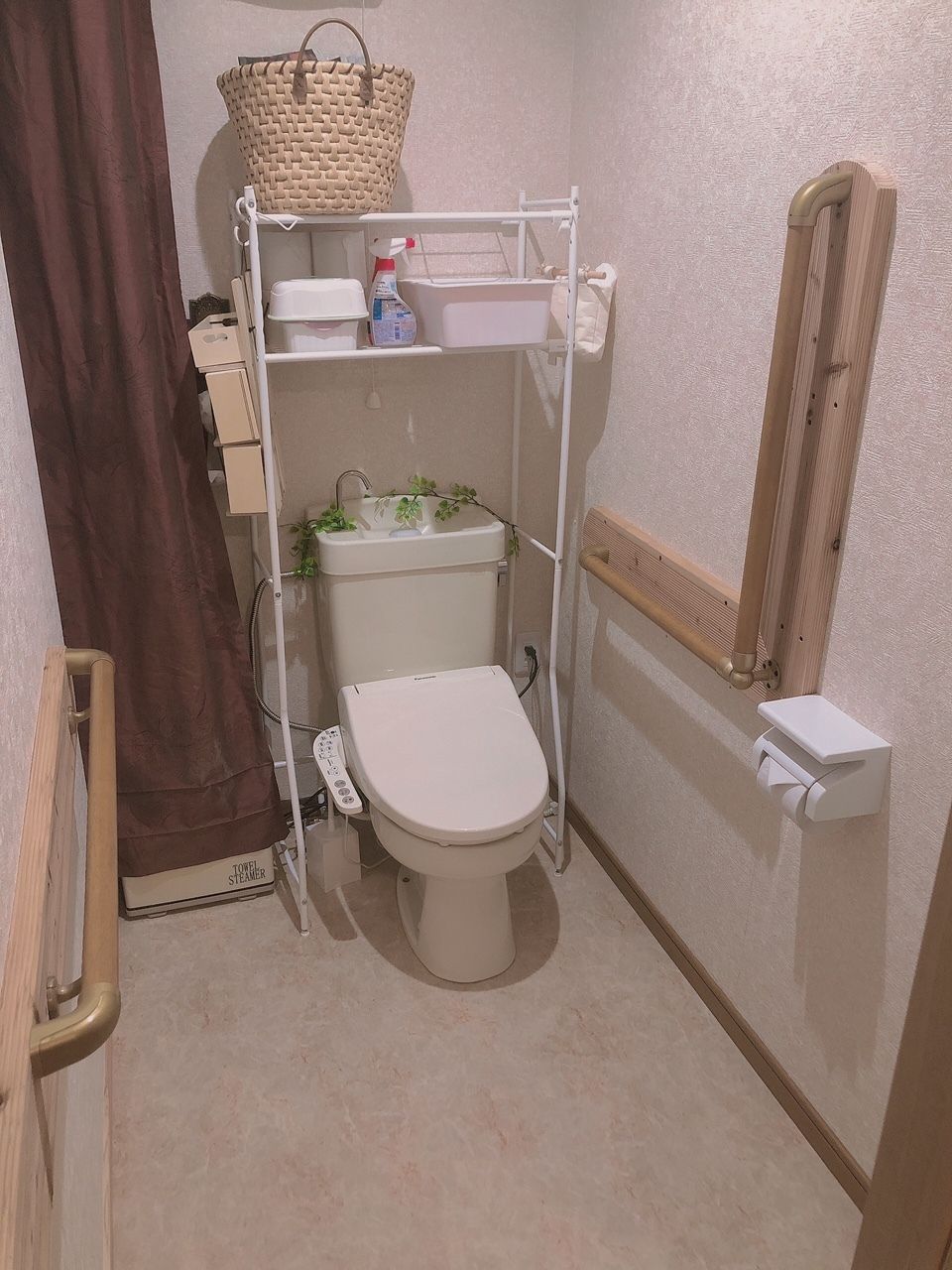 壁に手すりが設置されている洋式トイレ
