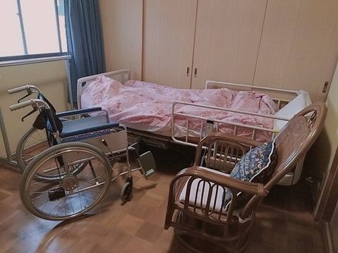 テレビや収納家具、くまのぬいぐるみが配置されている居室