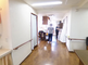 介護施設の居間と廊下
