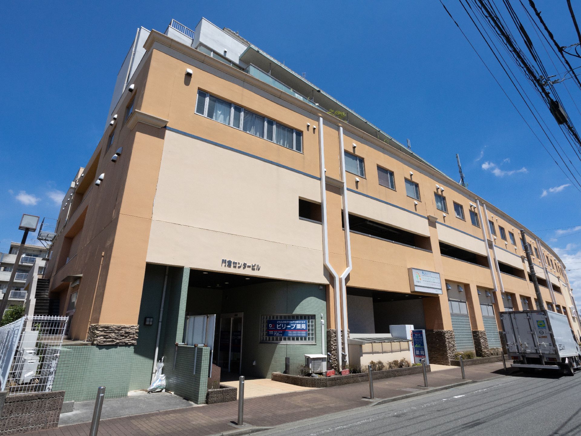 大きな建物で色・形状ともに独特なので、遠方からでも分かりやすい施設の外観