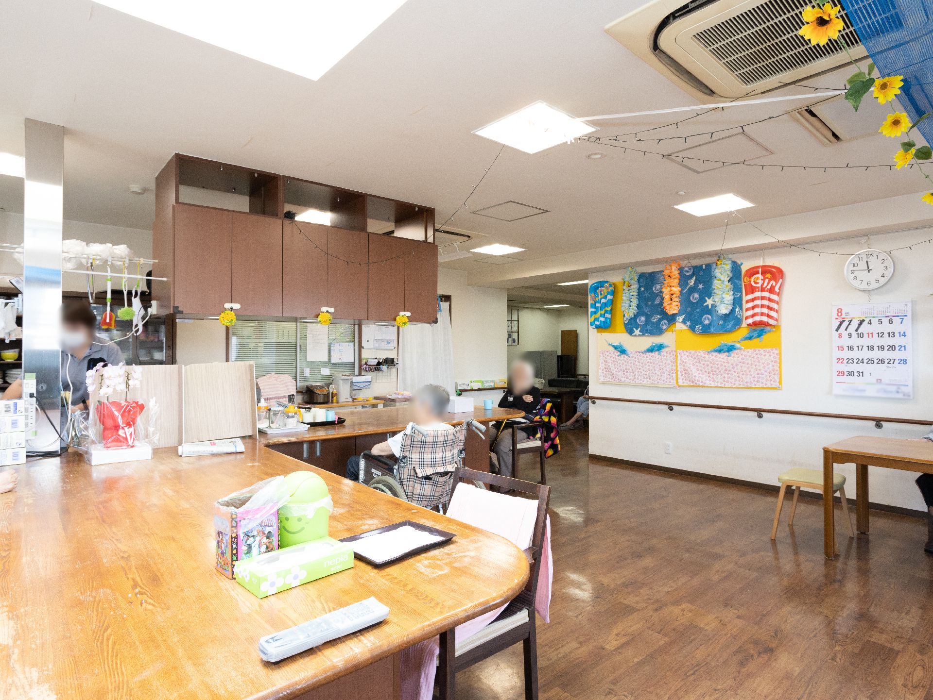 広いスペースがあり、壁や天井に飾りが取り付けられているリビング